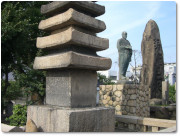清盛塚と平清盛像と琵琶塚の石碑